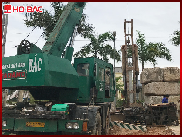 Ép cọc bằng máy tải HB trong không gian hẹp